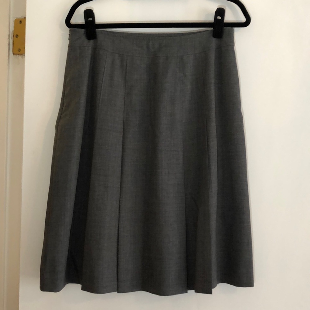 Vintage Burberry with original Burberrys labeling, grey pleated skirt (size 8)